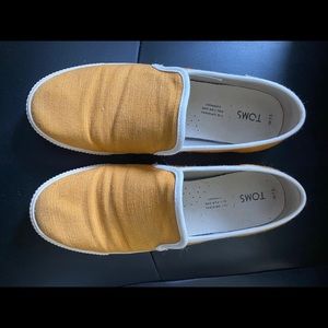 Toms Clemente Sunflower and White slip on